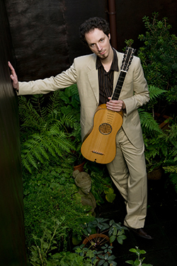 Izhar Elias gitaar